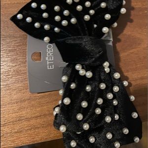 Etereo black velvet hair clip with pearls.